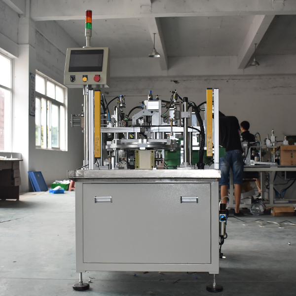 Self assembling device of electric water connector from valve body