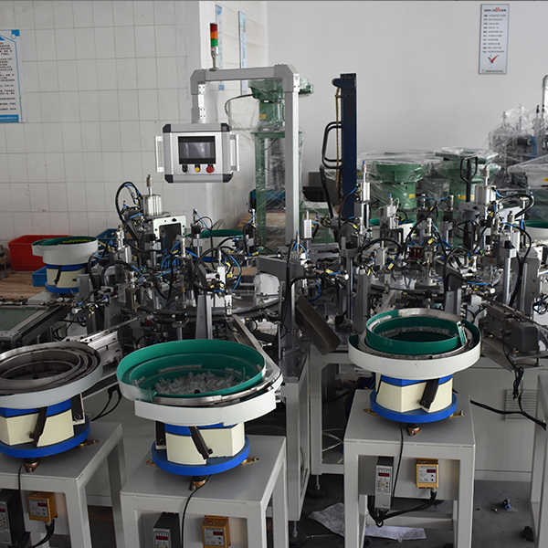 Automatic assembly machine for pneumatic connector fittings